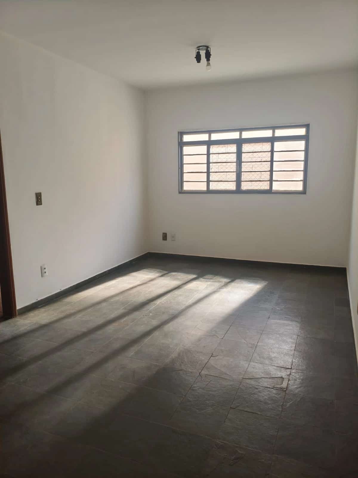 Aluga-se apartamento ao lado do HB